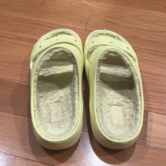 Crocs women’s yellow classic lined cozy sandal size 11. - Picture 3 of 7